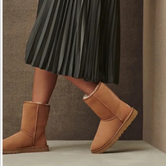 Ugg Classic Short ll in Chestnut Size 10 NEW - Picture 1 of 16